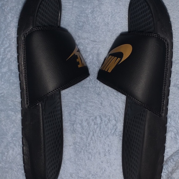 Nike slides Brand new with no tag got the wrong size - Picture 2 of 7